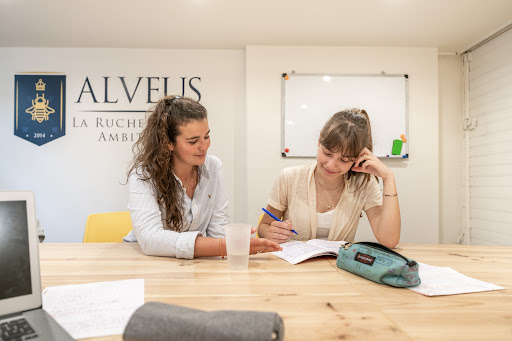 Alveus propose un soutien scolaire innovant pour collégiens/lycéens. Soutien hebdomadaire ou stages