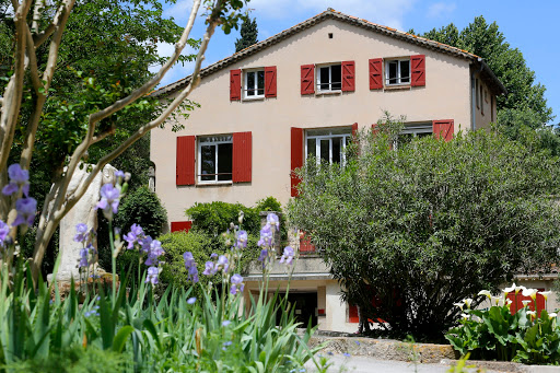 IS Aix-en-Provence is certified since 2007 with the official government accreditation Label FLE obtaining 3 stars (out of 3) on each categories